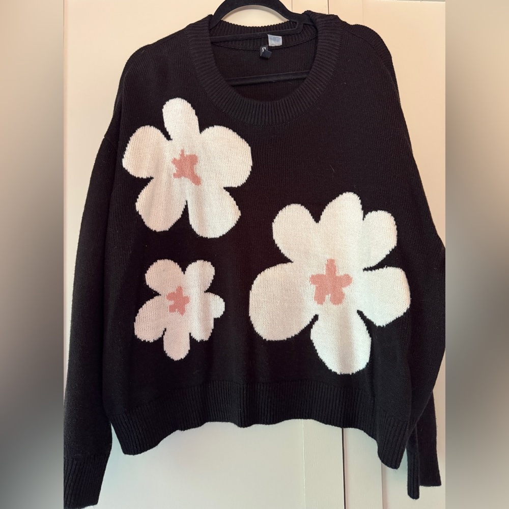 H&M (Divided) Cropped Black Sweater with White Floral Design